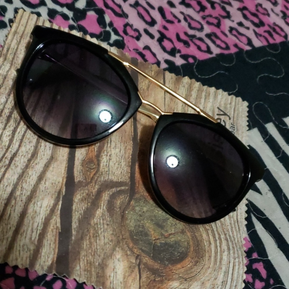 Sun glasses - Picture 2 of 3